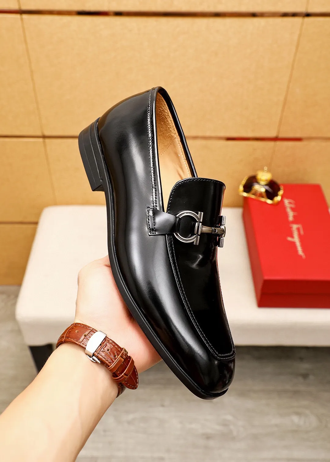 Men's shoes 💰480 💐 Product trademark: Ferragamo "Ferragamo" casual leather shoes Regular size: 38-44 (45🉑️customized) Product materials: Selected imported first-layer open-edge beaded cowhide upper + luxury hardware buckle, imported water-dyed cowhide leather lining. Strong three-dimensional visual effect, original rubber outsole Color: 3⃣️seed leather materials available